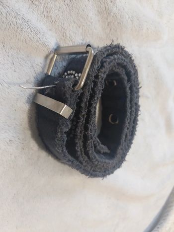 Ceinture noire avec des strass