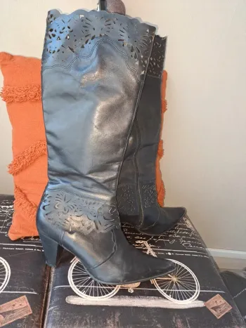 Bottes italiennes 40 magnifiques marron foncé en cuir haute qualité dentelle ttbe