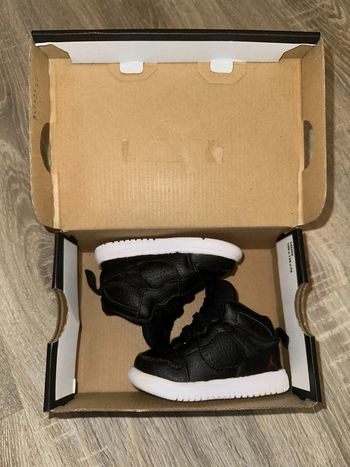 Basket Jordan bébé T19,5