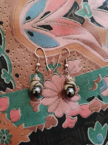boucles d'oreilles artisanales en poterie et hématites noires sur métal argenté vintage années 90.