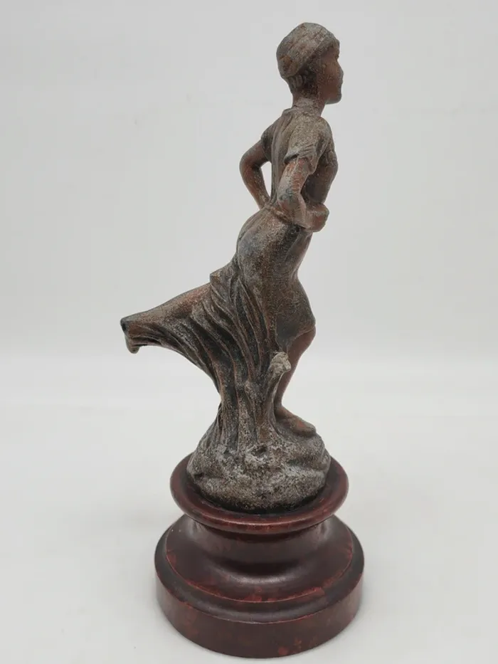 Ancienne statuette en régule sur socle bois - photo numéro 2