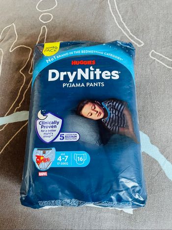 Couches huggies drynites 4-7 ans