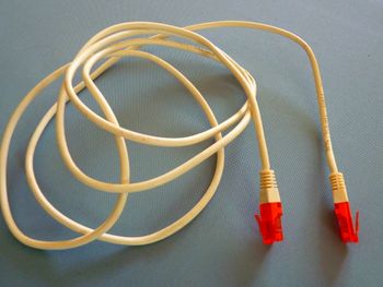 Cable cordon reseau cat 6 RJ45 2M blanc TBE - accessoire informatique PC bureau
