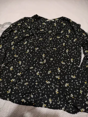 Très beau chemisier camaïeu noir a fleur taille 40 en très bon état