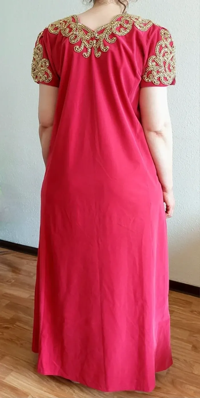 Robe de soirée traditionnelle Caftan en velours rose fuchsia broderies dorées 💖 - photo numéro 4