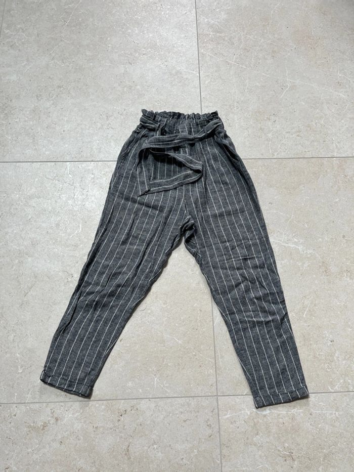 Pantalon fluide gris à rayures