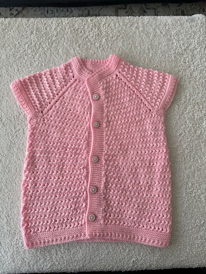 Gilet rose bébé tricoté main - photo numéro 1