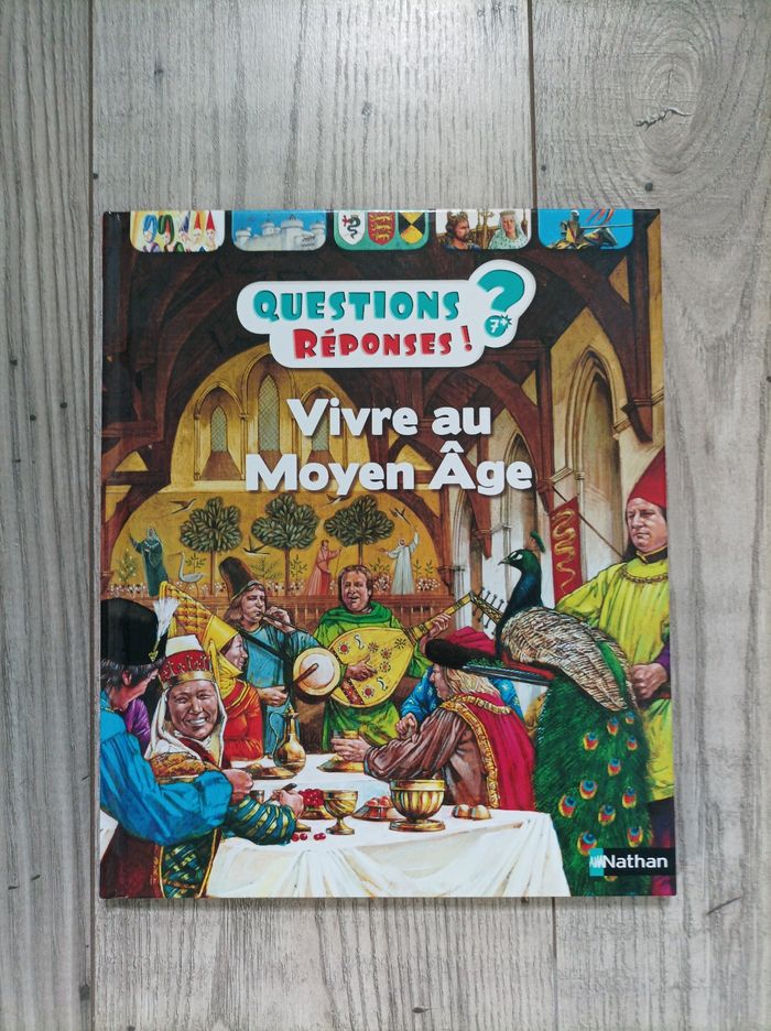 Livre instructif sur le Moyen âge neuf - photo numéro 1