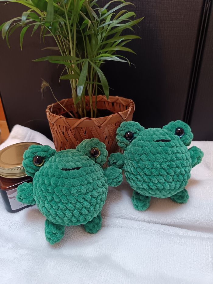 Peluche en forme de Grenouille - fait au crochet - photo numéro 2