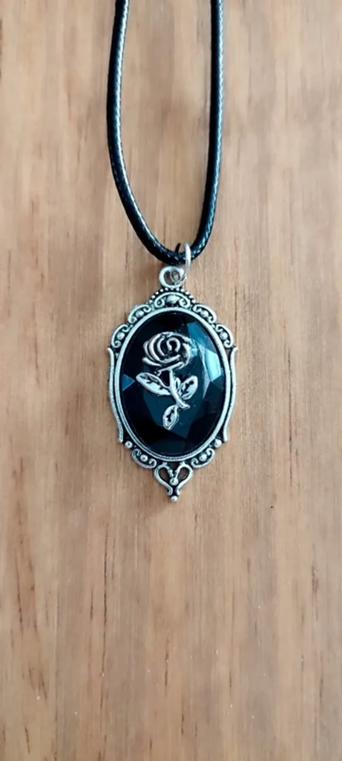 Collier avec pendentif type camée fleur