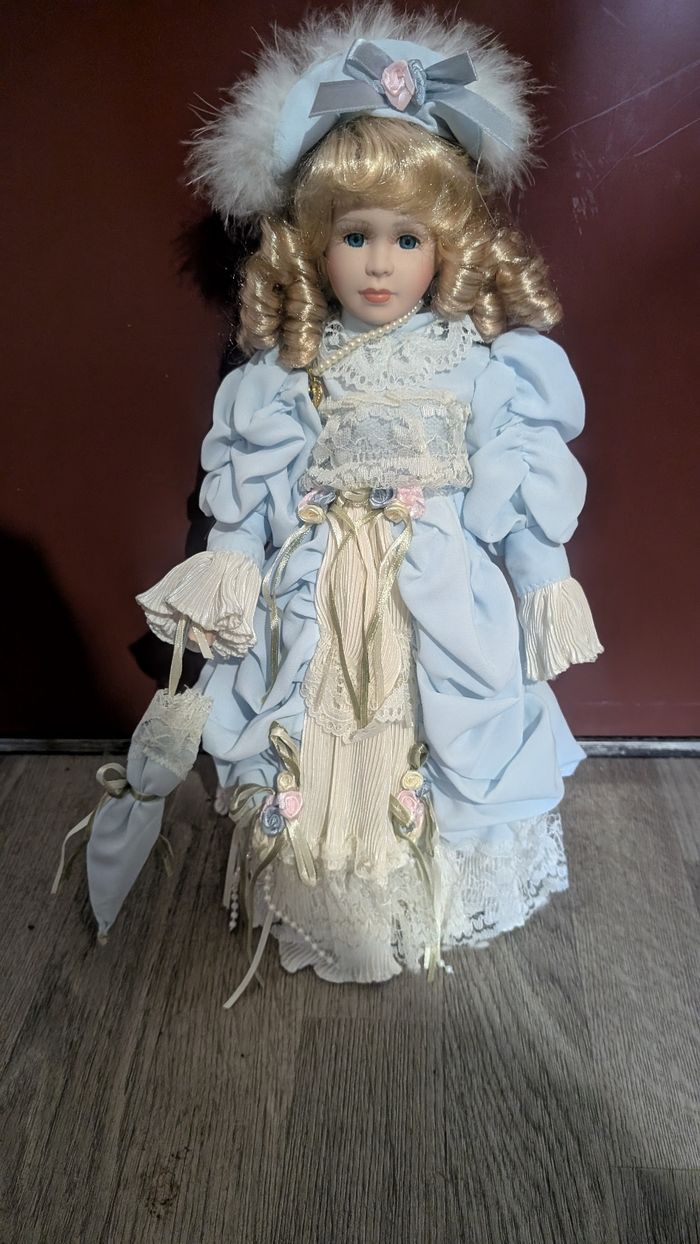 Poupée en porcelaine - photo numéro 8