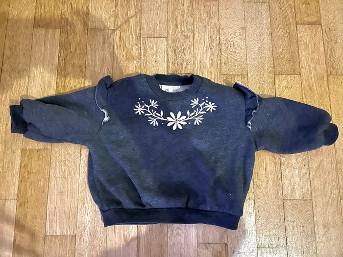 🌸 Adorable Sweat H&M 6 Mois - Gris Anthracite Brodé & Volants 🌸 - photo numéro 2