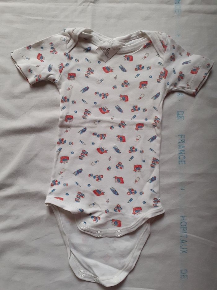 Body blanc manches courtes motif livres, cubes ...