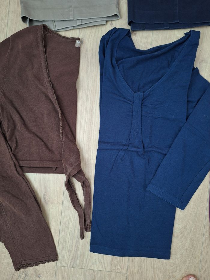 Lot 8 vêtements taille 38, 2 tee-shirts manches longues, 3 jupes, 1 boléro, 2 nuisettes satinées. - photo numéro 2