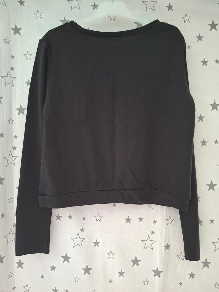 Tee-shirt croptop noir manches longues avec une bague 12 ans 3 Pommes
Très bon état ni trous ni tache - photo numéro 6