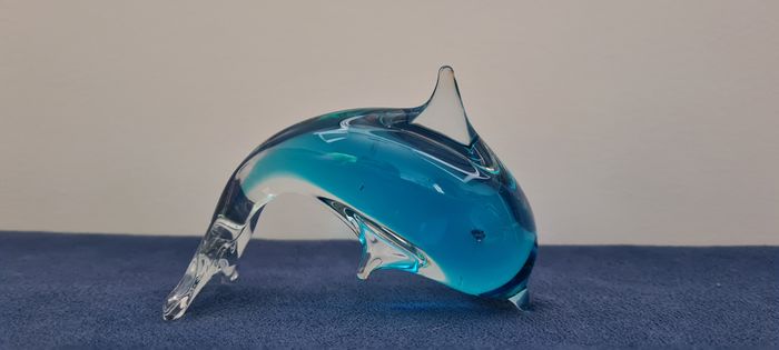 Dauphin en verre bleu dégradé