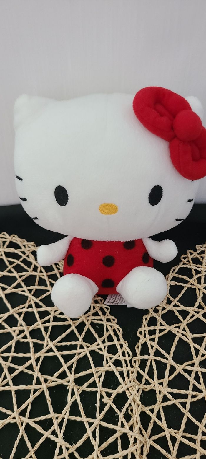 Peluche doudou hello kitty sanrio assise coccinelle rouge points noirs avec des ailes - photo numéro 4
