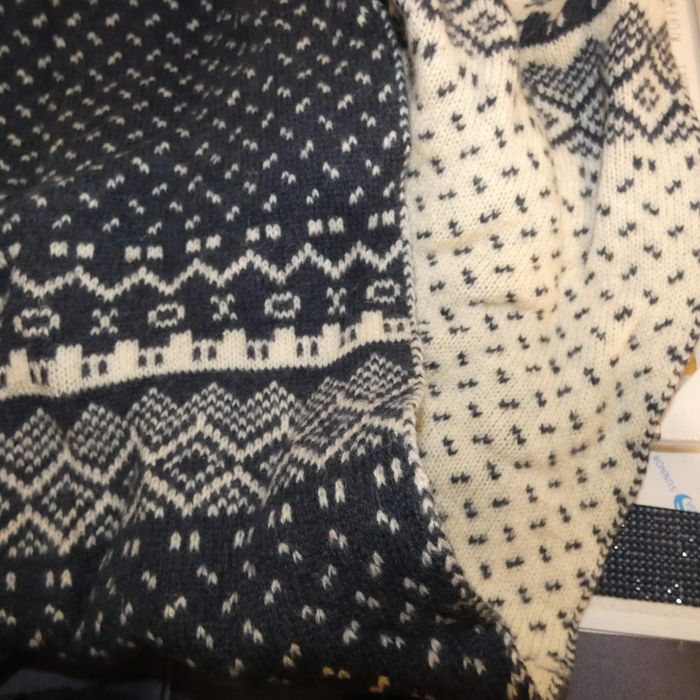 Écharpe en laine bleue et blanche à pompons neuve - photo numéro 3