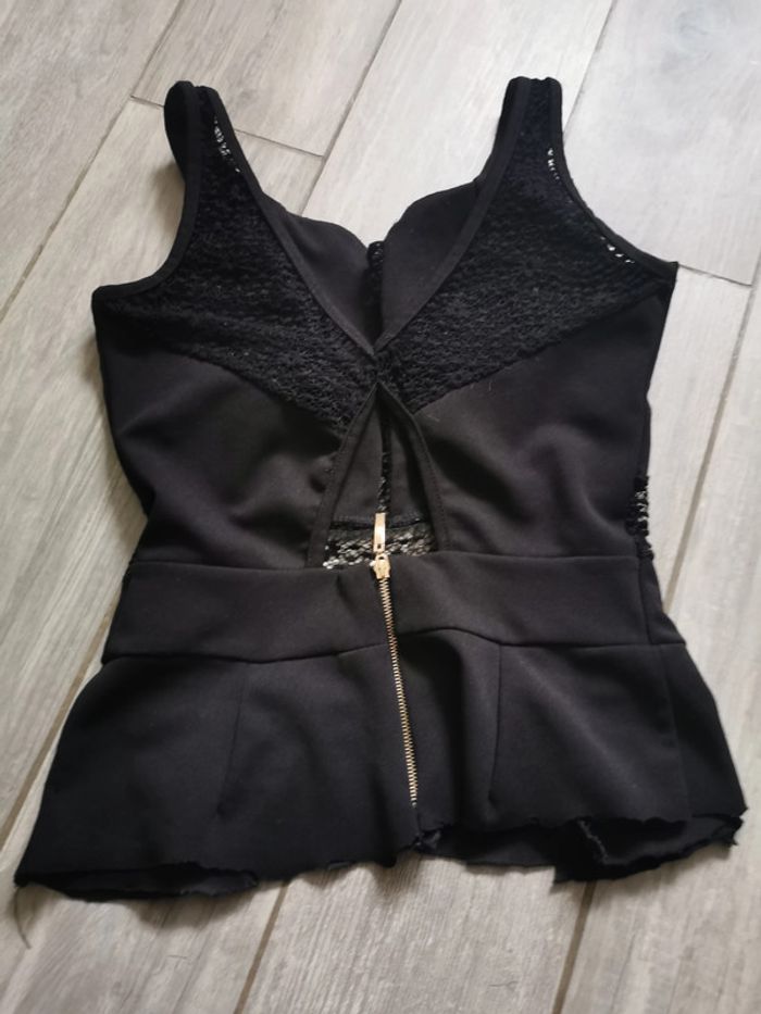Haut dentelle noir coupé depuis la robe - photo numéro 5
