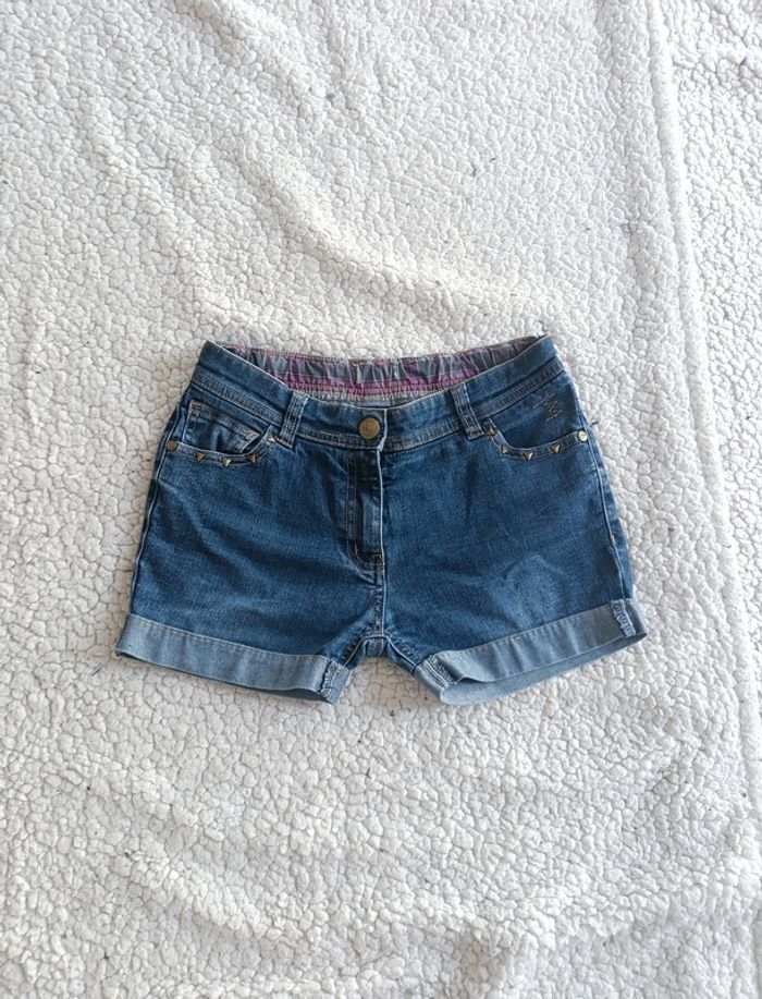 Short en jean bleu brut clouté vintage cute clous dorés revers