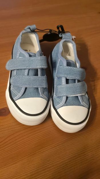 NEUVES (non portées) 💙🤩😍🥰🏷superbes baskets toiles pointure 24 mixtes