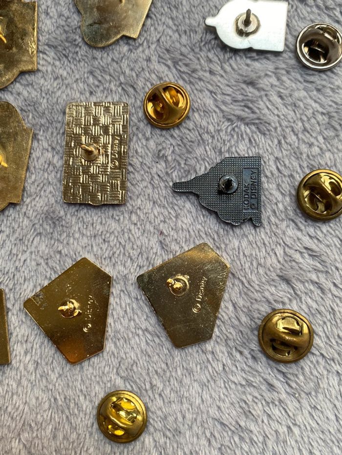 Lot de 10 pin’s broche euro Disney Buitoni, kitkat, nuts, philips, lion, kodak et vittel - photo numéro 15