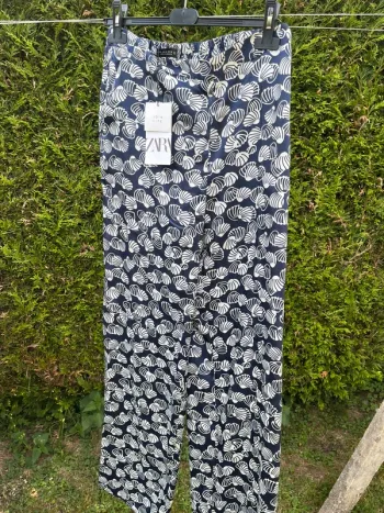 pantalon bleu satin motifs coquillages blanc zara