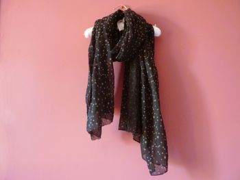 Foulard étole accessoire mode noir imprimé étoile TBE