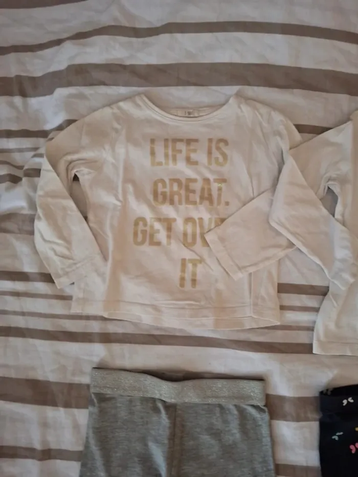 Lot 4 ans vêtements habits 2 ensembles pantalon pantacourt tee shirt - photo numéro 5