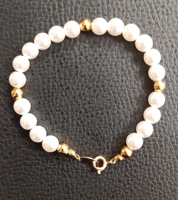 Joli bracelet en perles blanches et dorées Yves Rocher