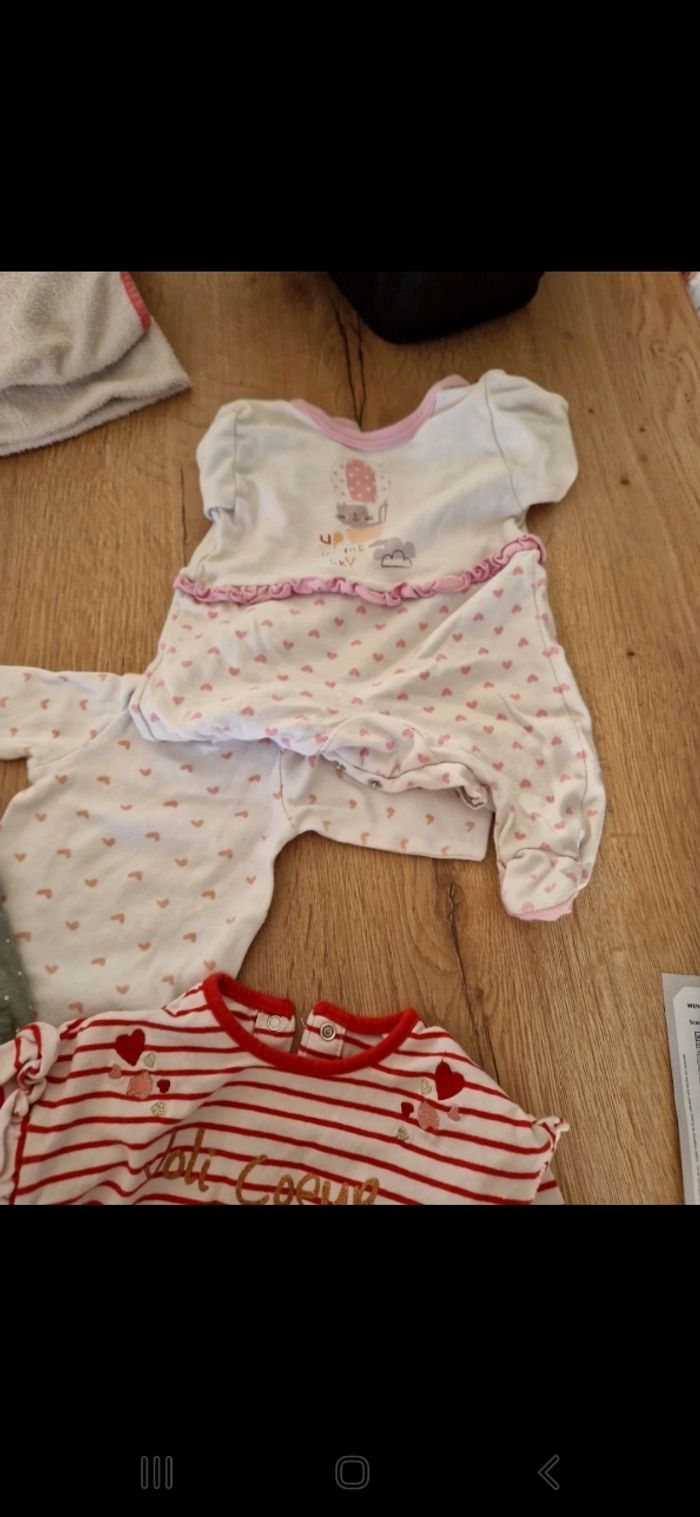 Lot bodies et pyjamas 3 mois - photo numéro 9