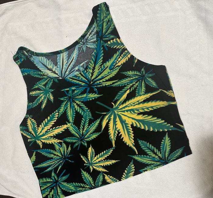 Top court motif feuilles 🍁 sur fond noir – taille S.