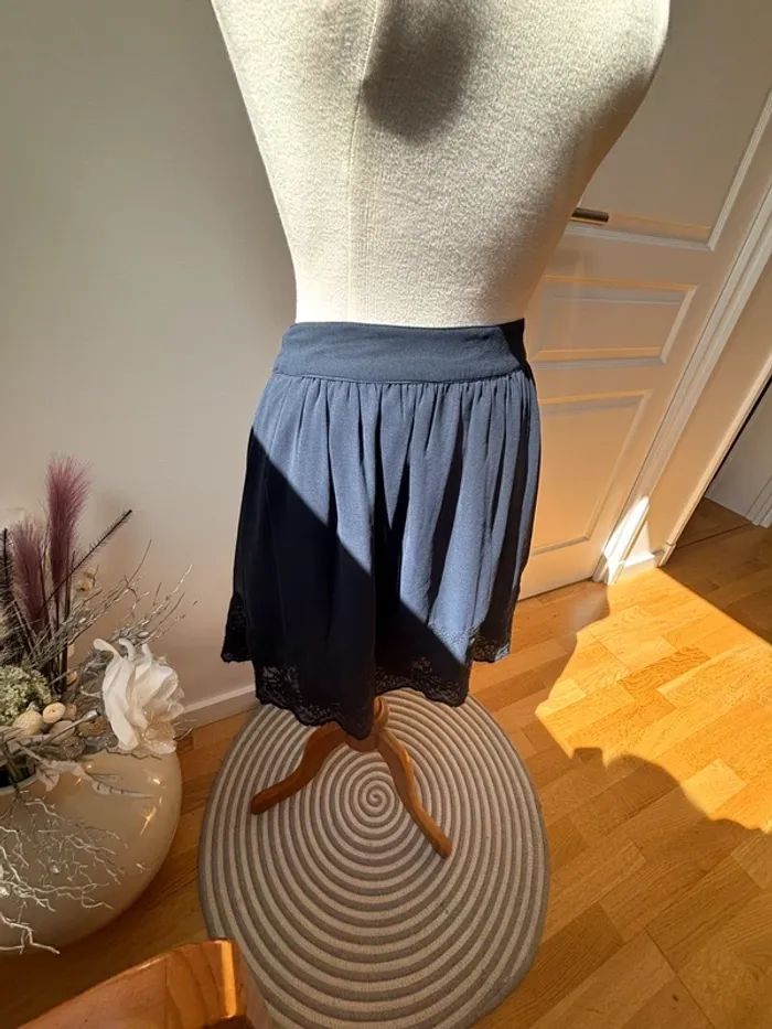 Sublime jupe courte bleu marine et dentelle brodée - Camaïeu - T38 - photo numéro 11
