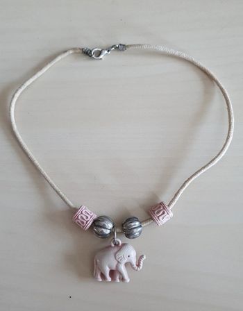 Collier éléphant rose
