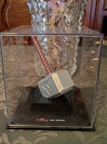 Figurine marteau Marvel.