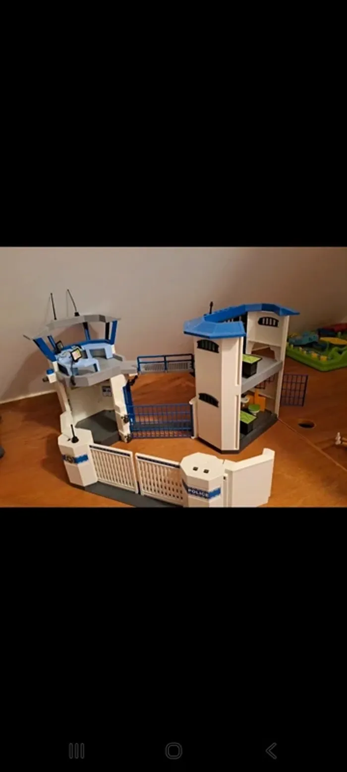 Caserne de Police Playmobil - photo numéro 2