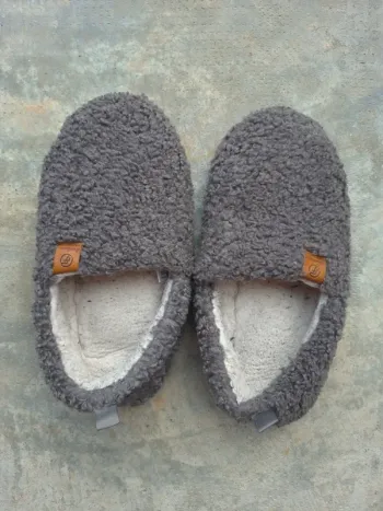 Pantoufle en mousse à mémoire de forme en fausse laine gris.