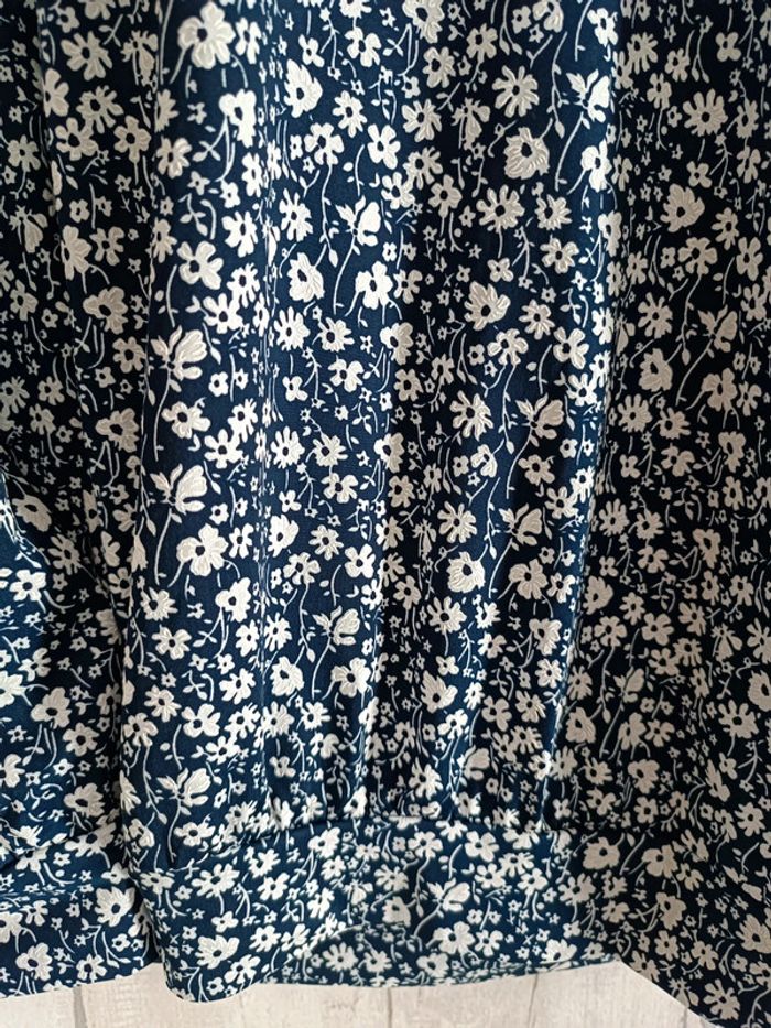 Blouse bleue à fleurs blanches et son col en broderie - photo numéro 4