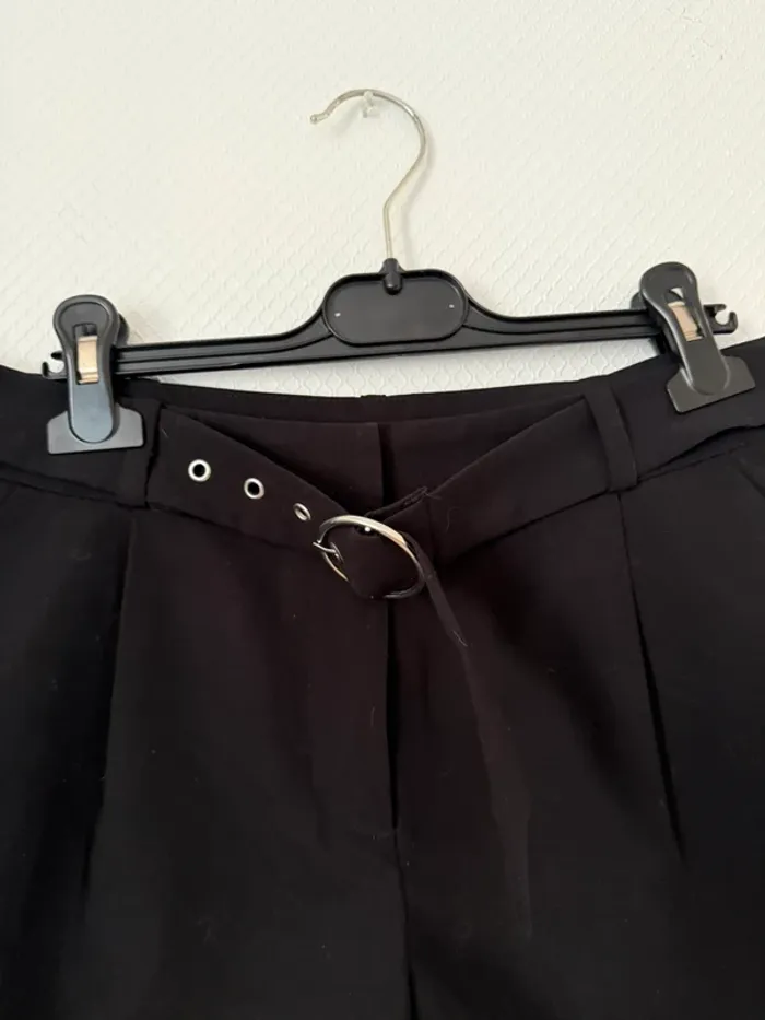 Mini short en bon état noir taille 36 etam - photo numéro 2
