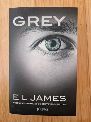 Livre 📖 grand format Grey de E.L. James Neuf