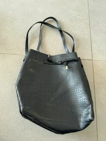 Sac fourre tout noir H&M, bon état mais il y a des marques d'usures dans les coins, 26x30cm