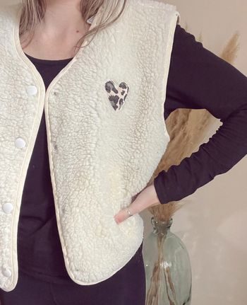 Gilet Kiara sans manche moumoute cœur léopard hellomoonshop neuf