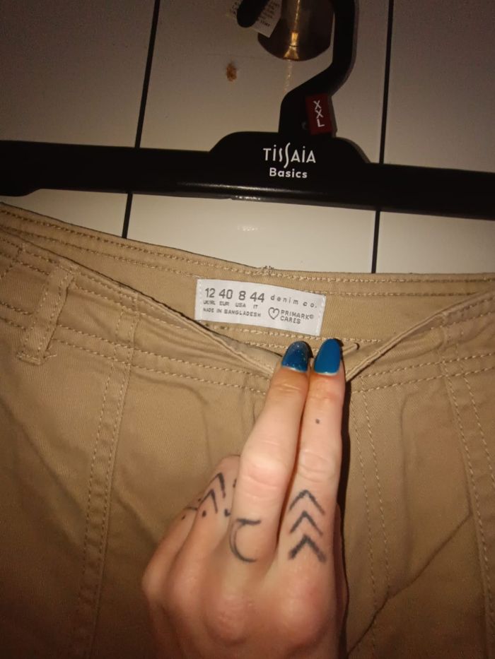 Lot comprenant 
- une jupe noir de marque Gérard Pasquier en taille 40, 
- un pantalon cargos marron crème de marque Primark Care en taille 40 - un jeans bleu clair de marque Primark Care en taille 40 - photo numéro 6