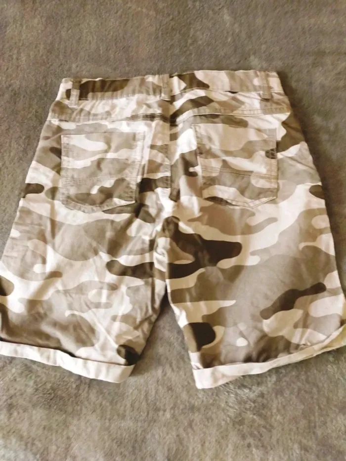 Très beau short 10 ans - photo numéro 8