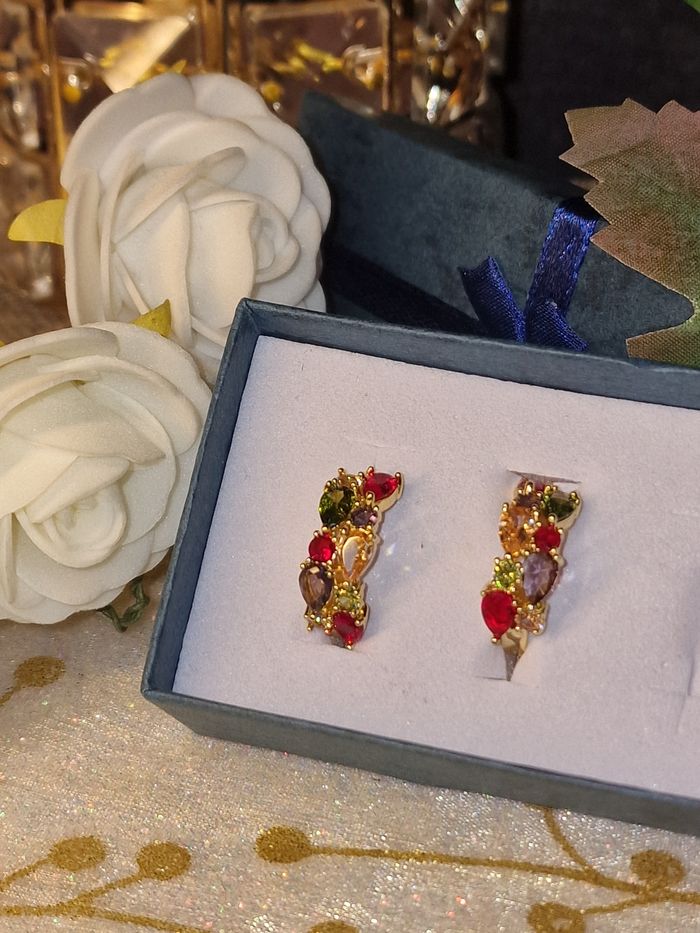 Adorables petites boucles d'oreilles incrustées cristaux - photo numéro 3