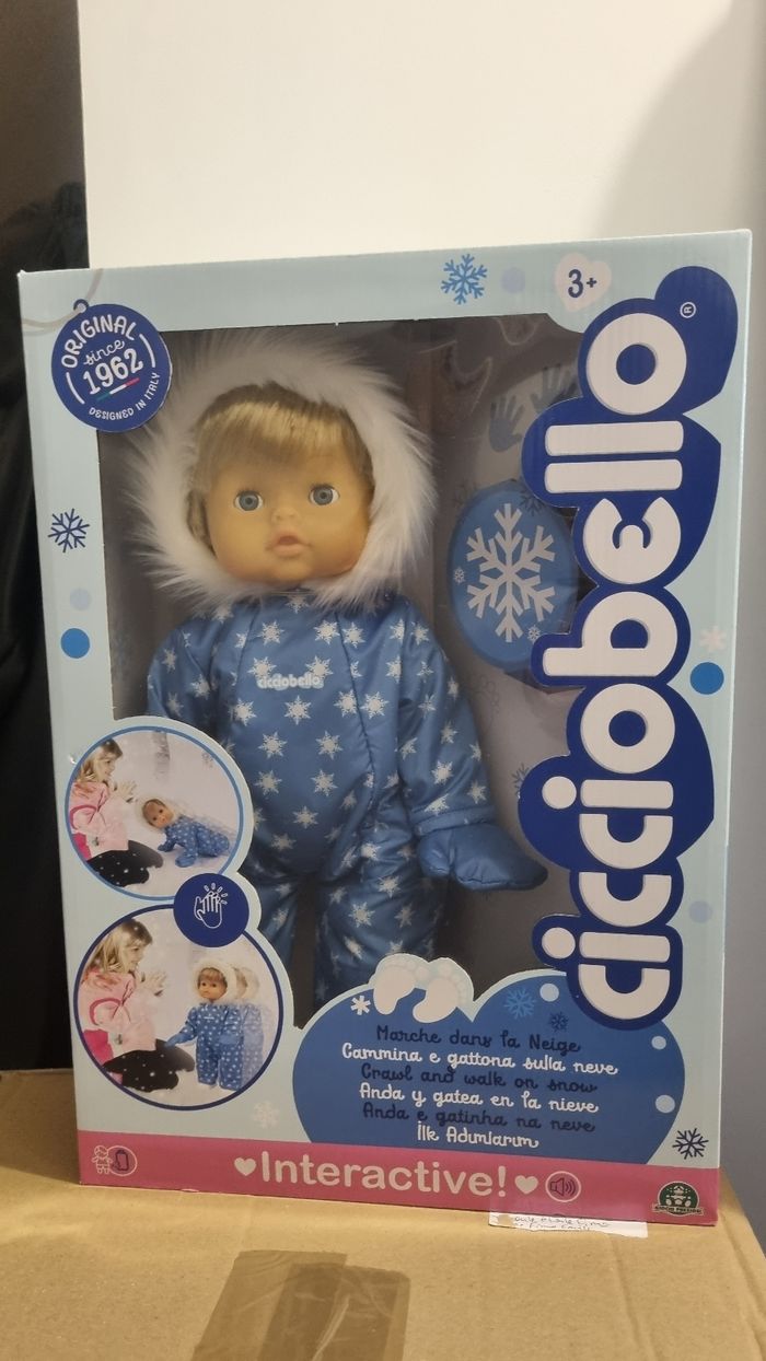 Poupée cicciobello marche dans la neige