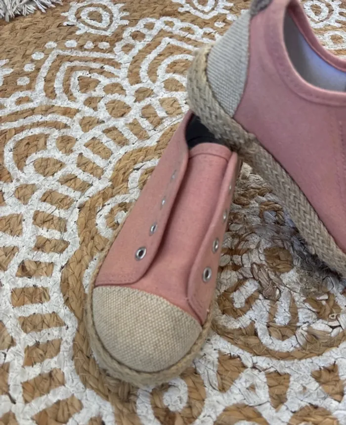 Jolie paire de baskets en toile - photo numéro 2
