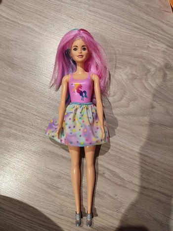 Barbie color reveal série 1 licorne.