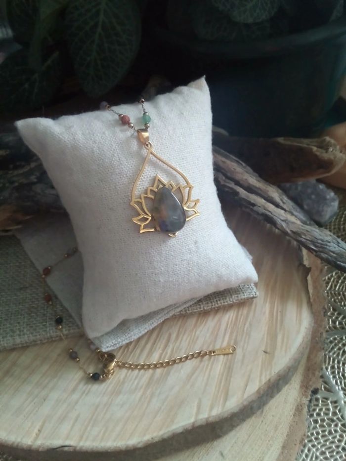 Collier fleur de lotus et multiples pierres semi précieuses - photo numéro 2