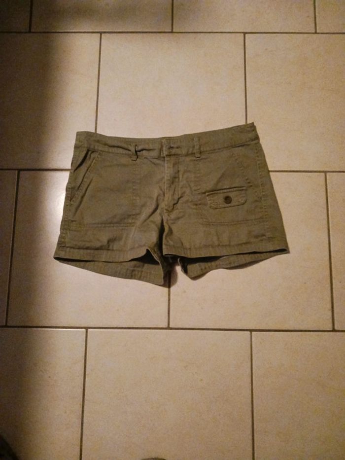 Short kaki T42